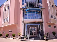 معمل للبيع في صحنايا، بنائين مستقلين ضمن سور واحد، مع طابو لكل بناء.