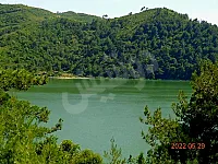 للبيع أرض إطلالة ساحرة على البحير ة مشقيتا