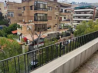 للبيع شقة 240 متر صالونين كبار و ثلاث غرف مع ثلاث حمامات و مطبخ 